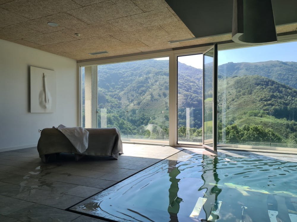 Piscina interior con vistas al valle del Baztán en el hotel boutique Arantza Hotela, Navarra