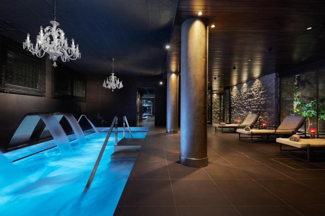 Piscina interior con candelabros del spa del Hotel Castillo de Gorraiz, Navarra